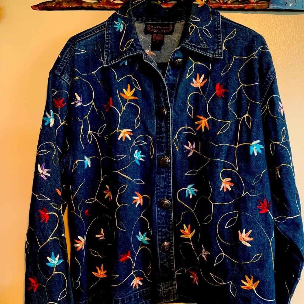 Embroidered jean jacket🍁Thrifted clothing item♻️